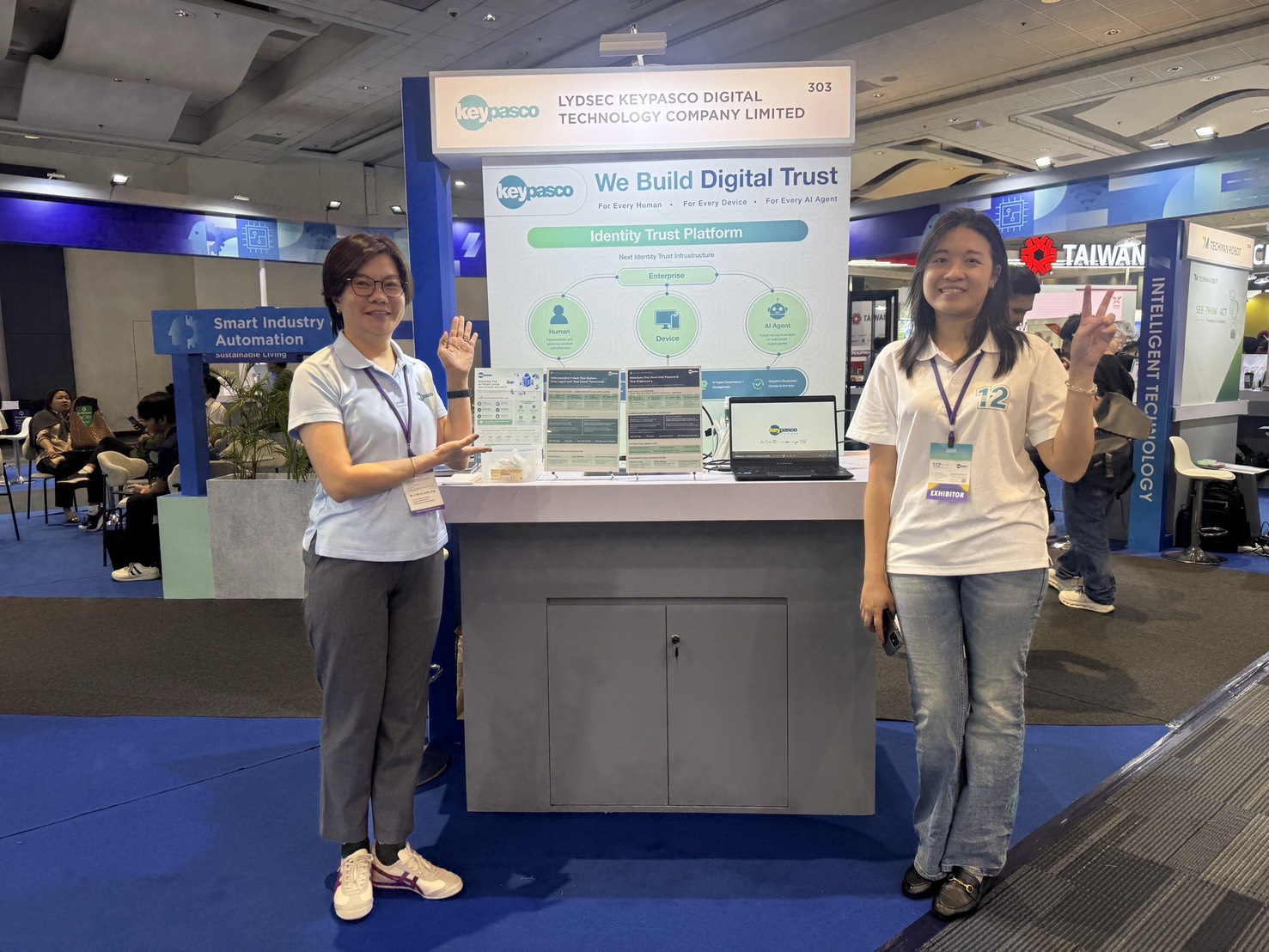 人・デバイス・AIエージェントをつなぐ「We Build Digital Trust」の展示とKeypascoチーム。