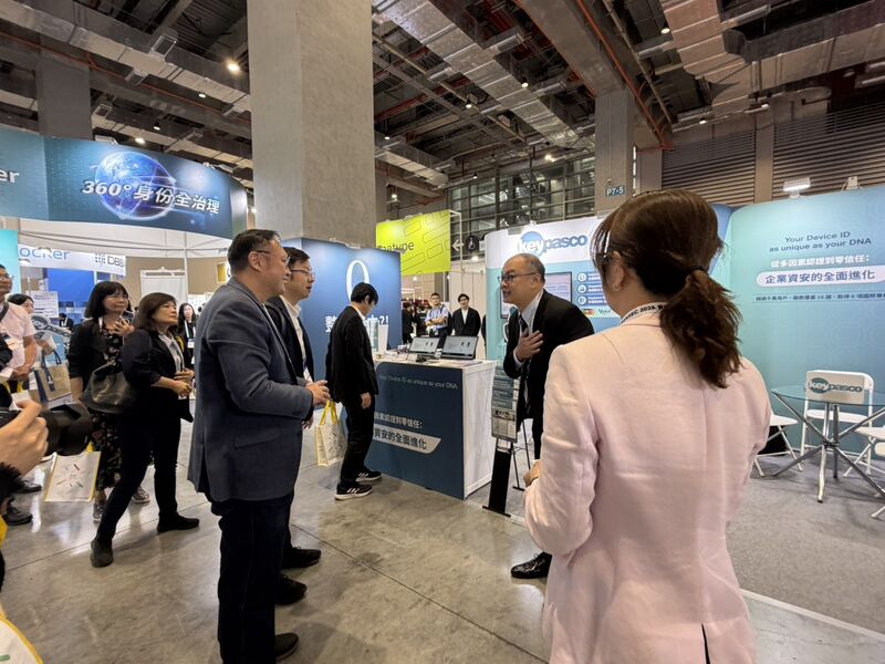 Keypasco 團隊於 CYBERSEC 2026 展位與來賓交流身分安全
