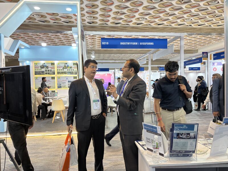 展會訪客在 Keypasco 攤位交流。