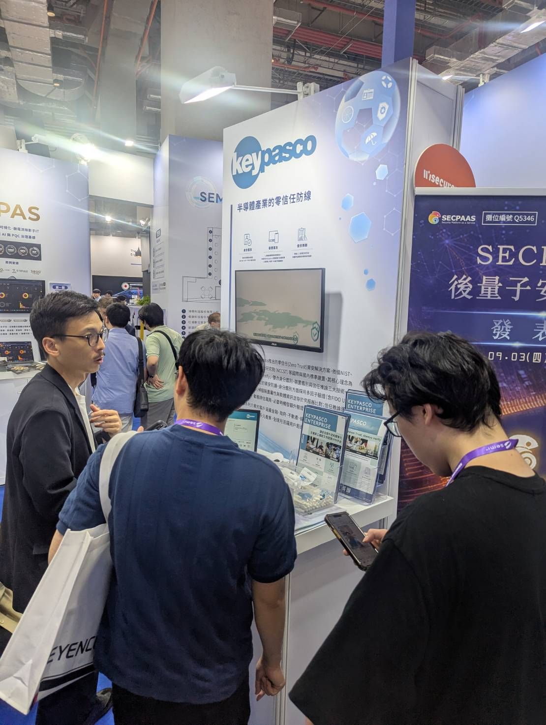 The Keypasco team discusses Zero Trust applications with industry visitors