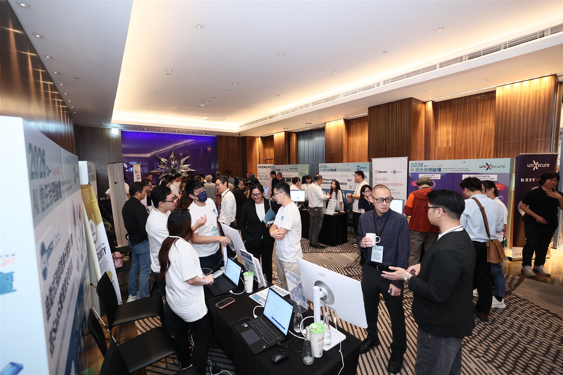 展示區交流熱絡，與會來賓透過現場解說了解身分安全與治理方案。